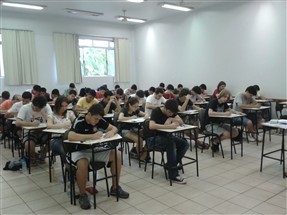 Mais de 3 mil candidatos, dos quase 17 mil inscritos, faltaram no primeiro dia do Vestibular de Verão da Universidade Estadual de Maringá